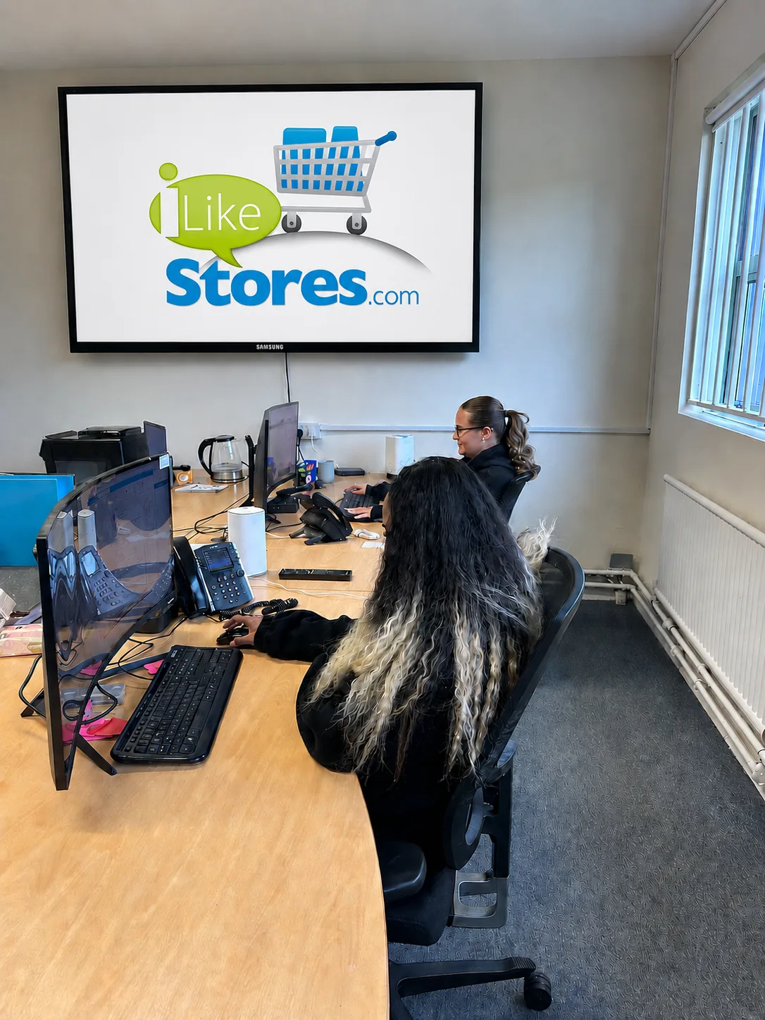 iLikeStores office team working at desks